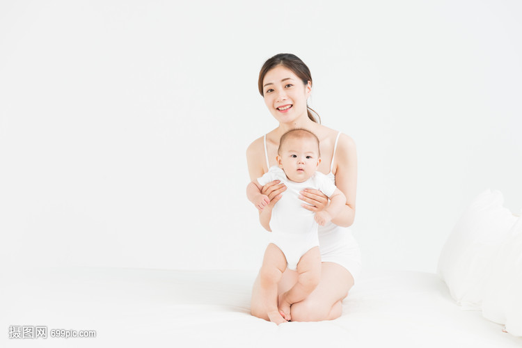 亲密陪伴 母婴床上宝妈的站立教学时光